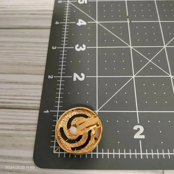 1" Unbranded Gold Tone Clip On Earrings Round Swirl pattern - Picture 6 of 7